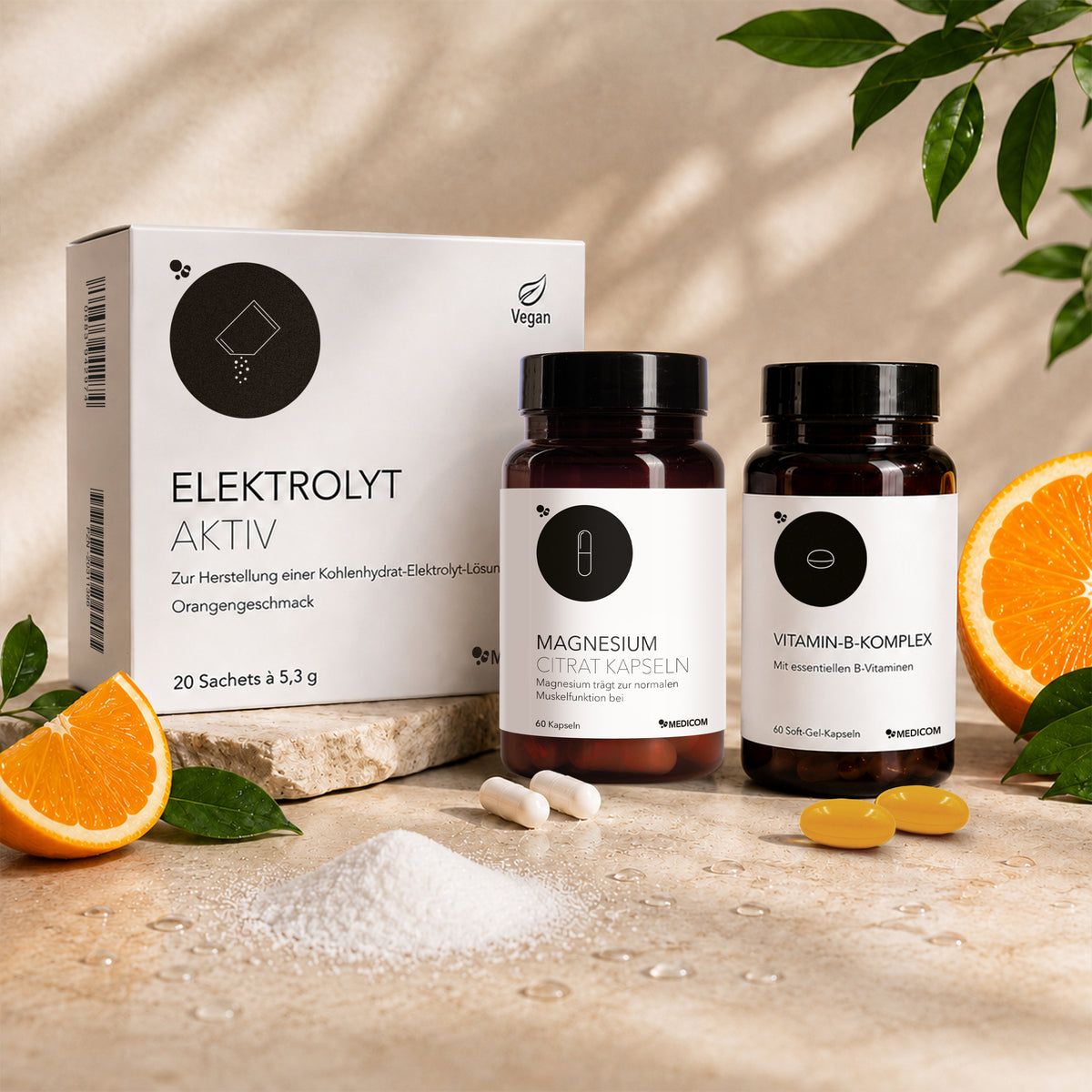 Das „Three Medicom GLP-1 Begleitset: Hydration & Schwindel“ – eine Reihe von Nahrungsergänzungsmitteln zur Unterstützung der Flüssigkeitszufuhr und des Elektrolythaushalts – ist auf einer neutralen Fläche neben Orangen, Pulver, Tabletten und frischen Blättern angeordnet und verkörpert damit die Essenz eines ausgeglichenen Energiestoffwechsels.