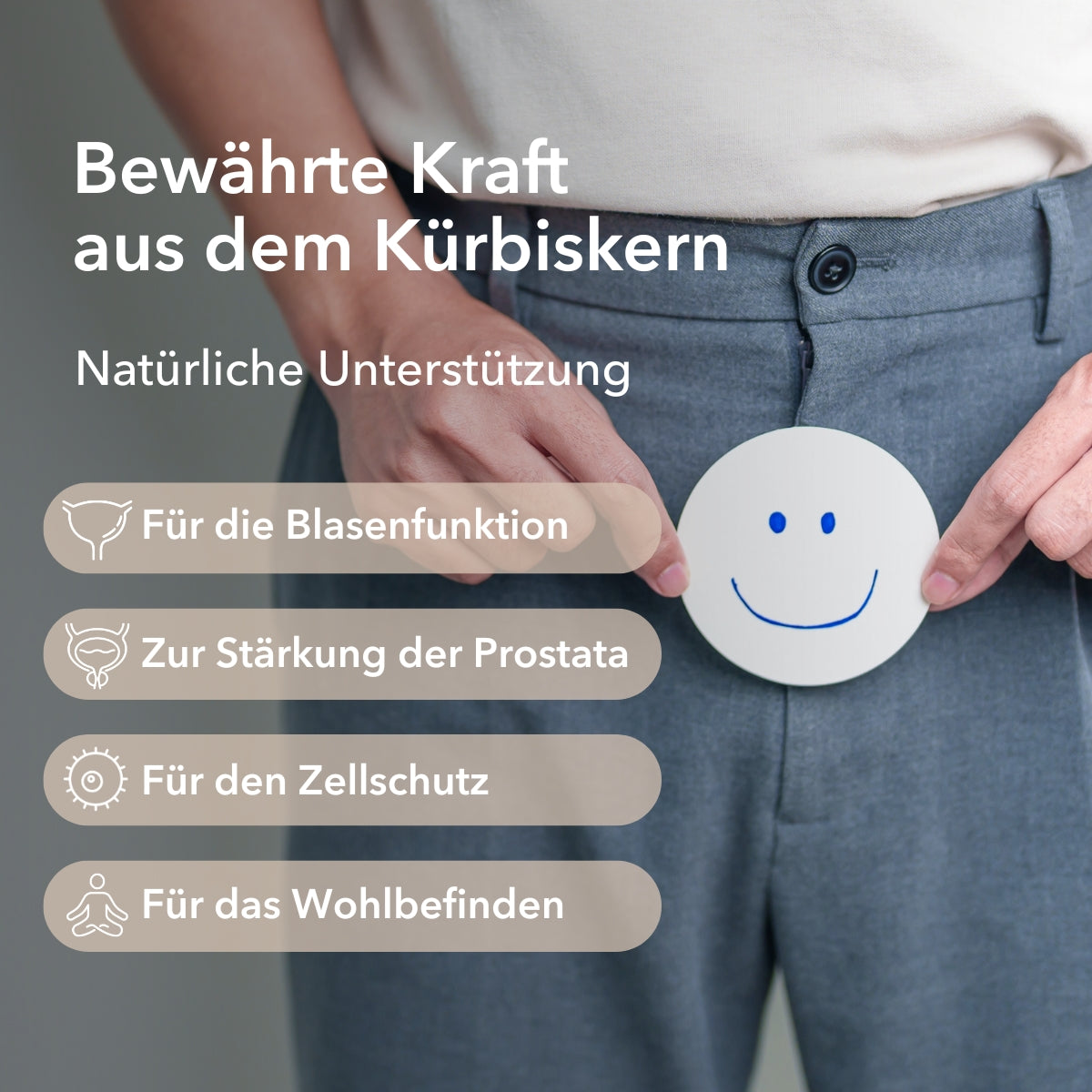 Ein Mann hält sich einen Smiley aus Papier vor seinen Beckenbodenbereich. Informationen zu dem Produkt Kürbiskern von Medicom wie bewährte Kraft aus dem Kürbiskern, natürliche Unterstützung, für die Blasenfunktion, zur Stärkung der Prostata, für den Zellschutz und für das Wohlbefinden