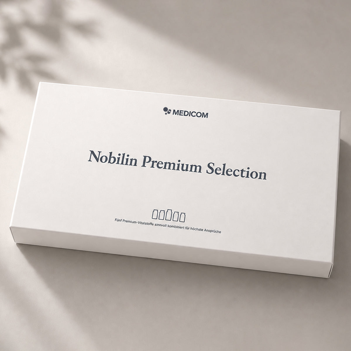 Rechteckige, weiße, neue Medicom-Box. Ideal zum Verschenken. Nobilin Premium Selection Advance-Schachtel mit schwarzer Beschriftung und schwarzem Logo.
