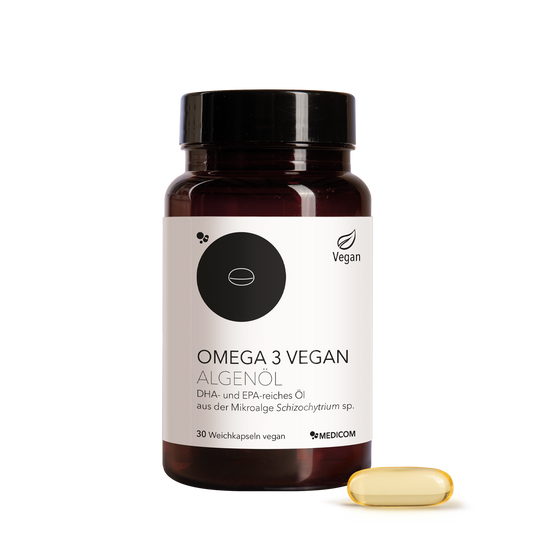 Die Produktdose von Medicom Omega 3 Vegan Algenöl. Im Vordergrund eine Weichkapsel
