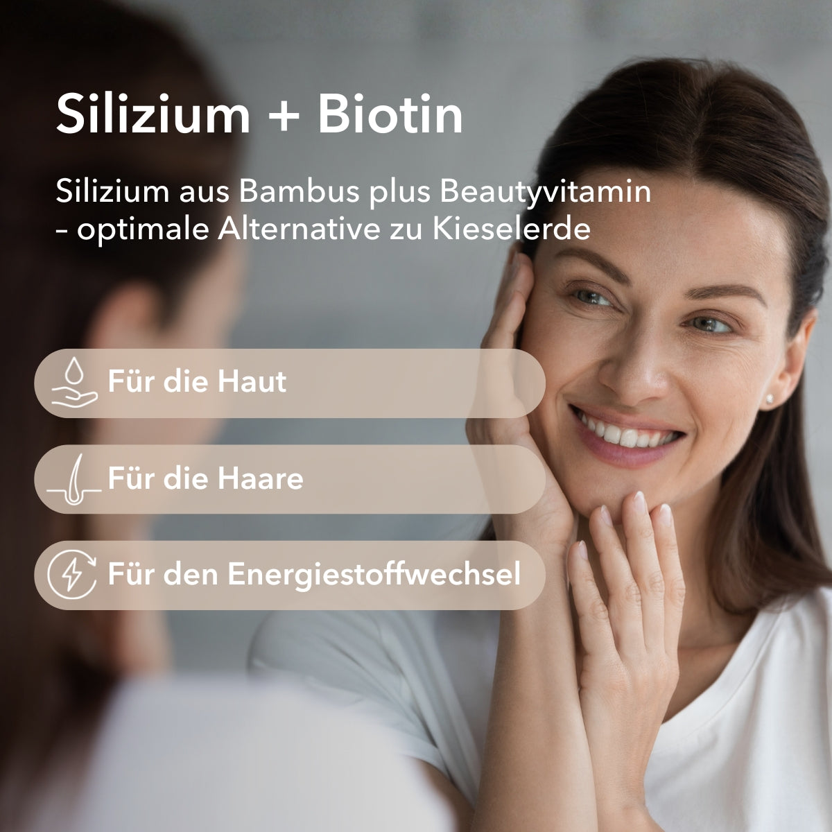 Produktinformationen zu Silizium + Biotin. Silizium aus Bambus und Biotin mit Anwendungsgebieten: Für die Haut, für die Haare und für den Energiestoffwechsel. Eine Frau mittleren Alters lächelt in die Kamera