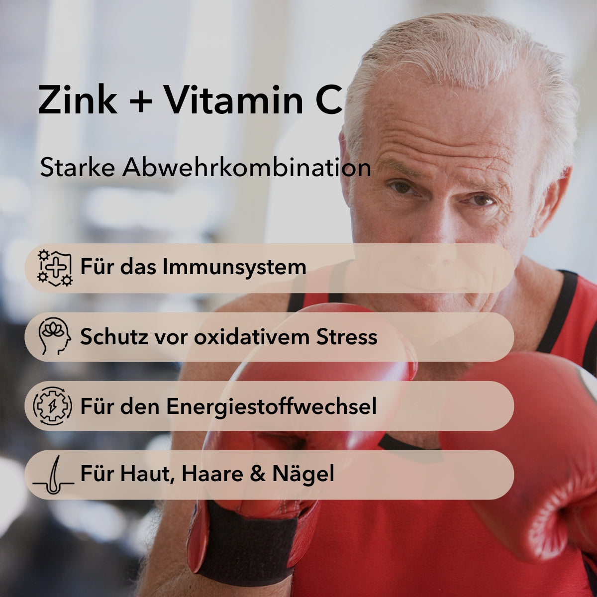 Produktinformationen zu Zink plus Vitamin C Tabletten mit vier Anwendungsgebieten:
Für das Immunsystem, Schutz vor oxidativem Stress, Für den Energiestoffwechsel und für Haut, Haare und Nägel. Im Hintergrund ein älterer Mann mit Boxhandschuhen