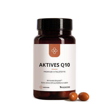 Eine braune Flasche mit der Aufschrift "Median Aktives Q10" von Medicom, die hochwertiges Kaneka Ubiquinol enthält, wird mit drei braunen Kapseln daneben auf einem weißen Hintergrund gezeigt.