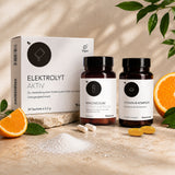Das „Three Medicom GLP-1 Begleitset: Hydration & Schwindel“ – eine Reihe von Nahrungsergänzungsmitteln zur Unterstützung der Flüssigkeitszufuhr und des Elektrolythaushalts – ist auf einer neutralen Fläche neben Orangen, Pulver, Tabletten und frischen Blättern angeordnet und verkörpert damit die Essenz eines ausgeglichenen Energiestoffwechsels.