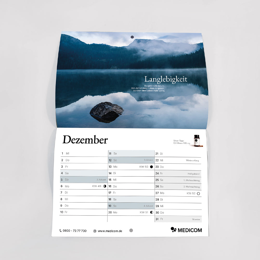 Kalender 2027 – Ihr Geschenk: ein Wandkalender mit dem Motiv eines Bergsees und einer Monatsübersicht.