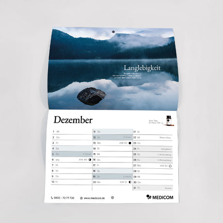 Kalender 2027 – Ihr Geschenk: ein Wandkalender mit dem Motiv eines Bergsees und einer Monatsübersicht.