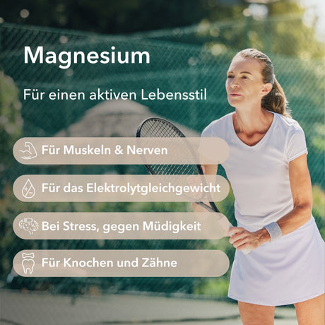 Eine Frau im mittleren Alter spielt Tennis (rechts im Bild). Produktinformationen zu Magnesium Direkt Sticks 400 mg von Medicom mit vier Anwendungsgebieten zu Magnesium: für einen aktiven Lebensstil, für Muskeln & Nerven, für das Elektrolytgleichgewicht, bei Stress, gegen Müdigkeit, für Knochen und Zähne 
