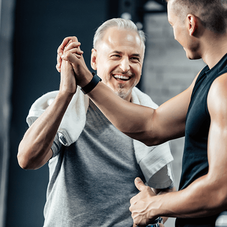 Zwei Männer in Sportkleidung klatschen sich in die Hände