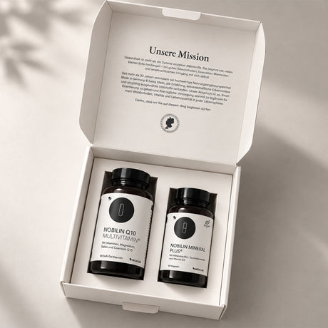 Geöffnete Medicom-Box von Nobilin First mit zwei Produktdosen in Einlegern. Elegant, sicher und ordentlich präsentiert.