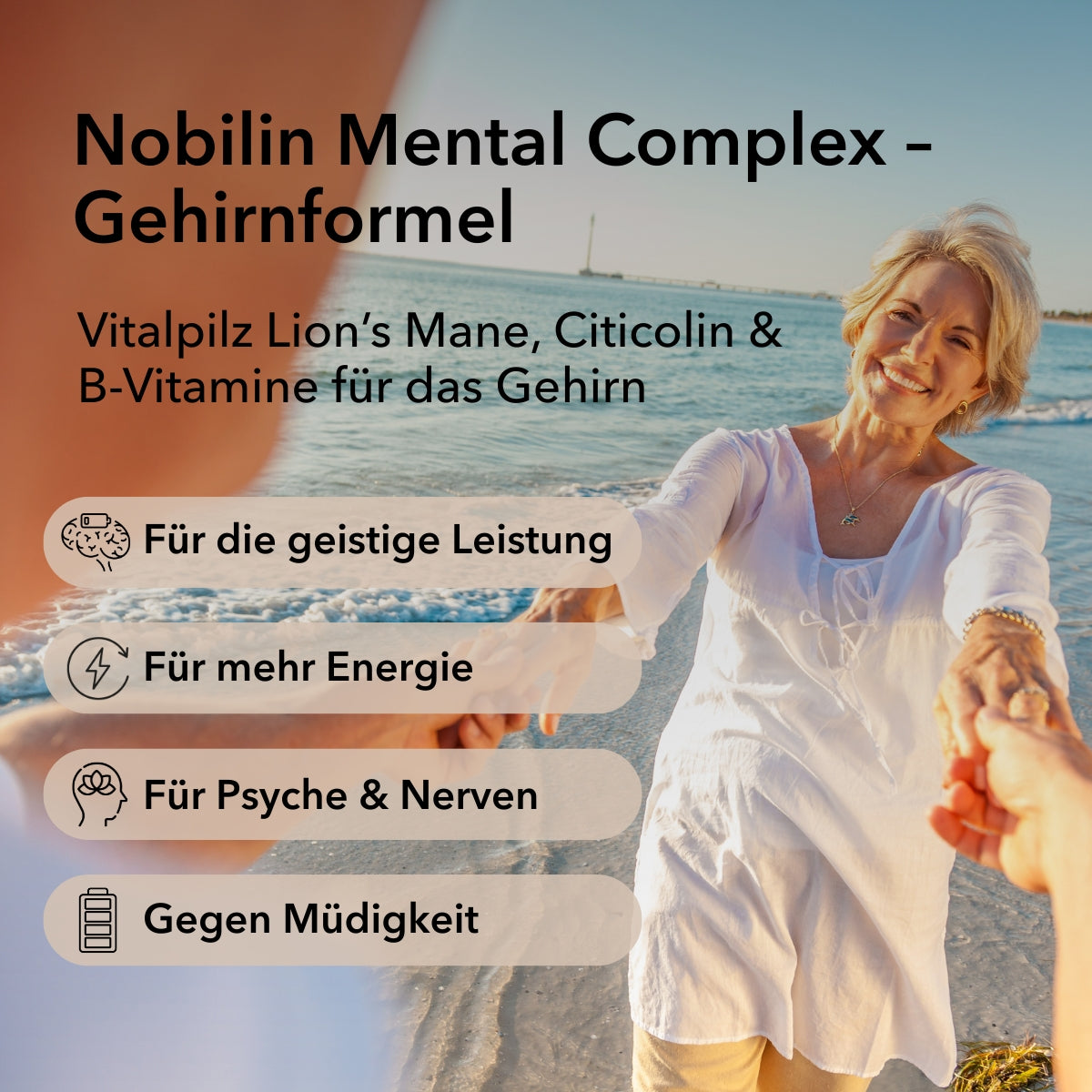 Produktinformationen zu Nobilin Mental Complex. Vitalpilz Lion's Mane, Citicolin und B-Vitamine für das Gehirn. Anwendungsgebiete: Für die geistige Leistung, für mehr Energie, für Psyche und Nerven, gegen Müdigkeit. Rechts im Bild: Eine Frau mittleren Alters tanzt am Strand.