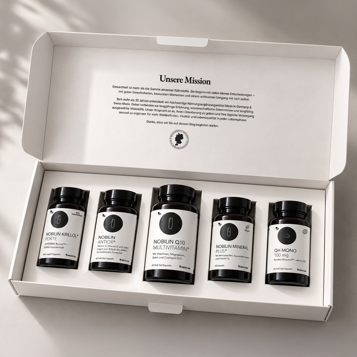 Offene Geschenkverpackung mit den fünf Produktdosen von Nobilin Premium Selection Advance. Sicher, elegant und ordentlich in Einlegern.