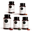 Nobilin Premium Selection Advance, Produktkombination aus fünf Produkten in der neuen Produktdose: Nobilin Q10 Multivitamin® , Nobilin Mineral Plus®, Nobilin Antiox® , Nobilin Krillöl® Forte  und QH Mono 100 mg in der Dose. Vor den Produkten sieht man jeweils die Kapseln.