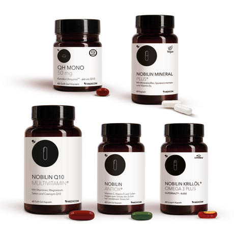 Nobilin Premium Selection Gold: Die sinnvoll dosierte Produktkombination von Medicom mit Nobilin Q10 Multivitamin®, QH Mono 50 mg, Nobilin Mineral Plus®, Nobilin Antiox® und Nobilin Krillöl® Omega 3 Plus. Alle Produkte in der neuen Produktdose mit den dazugehörigen Kapseln vor der jeweiligen Produktdose.