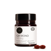Die Produktdose von QH Mono 50 mg von Medicom, auf dem zwei rote Soft-Gel-Kapseln abgebildet sind. Auf dem Produktetikett liest man: Kaneka QH Ubiquinol, die bioatkive Form von Q10. 
