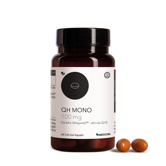 Eine Flasche mit QH MONO 100 mg Kapseln mit zwei orangefarbenen Weichgelatinekapseln daneben auf weißem Hintergrund.