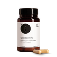 Quercetin von Medicom – die Produktdose von Quercetin mit zwei Kapseln im Vordergrund