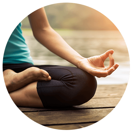 Eine Frau im Yoga-Lotussitz