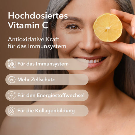 Eine Frau hält eine halbe Zitronenhälfte in der Hand plus Produktinformationen zu Vitamin C Shot 1.000 mg
