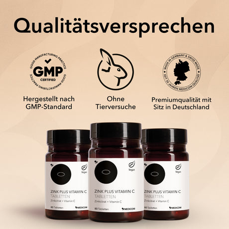 Zink Plus Vitamin C Tabletten von Medicom. Drei Produktdosen im Vordergrund. Siegel und Zertifikate zum Produkt. Qualitätsversprechen wie hergestellt nach GMP-Standard, ohne Tierversuche, Premium-Qualität mit Sitz in Deutschland 