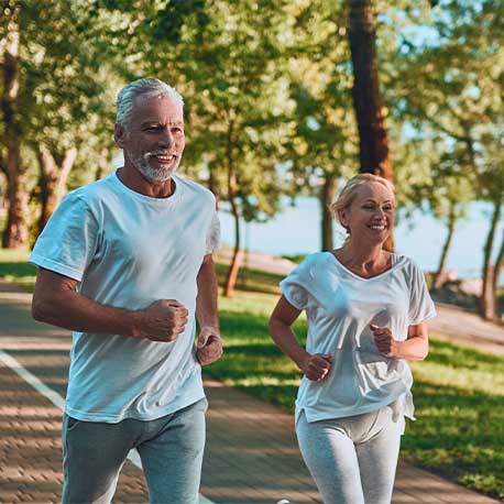 Ein Paar beim Joggen